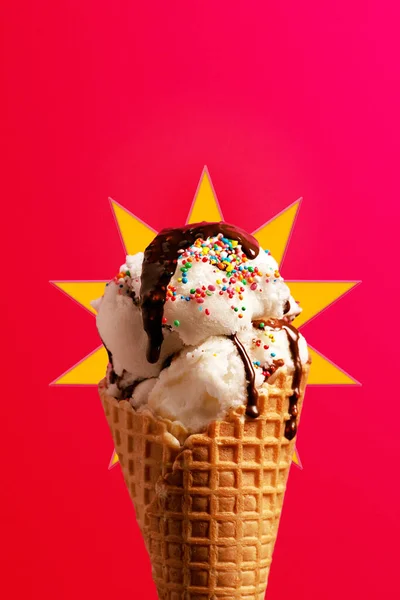 Cono Cialde Con Gelato Spruzzi Topping Cioccolato Fondo Alimentare — Foto Stock