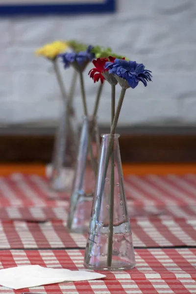 Vasen Mit Künstlichen Blumen — Stockfoto