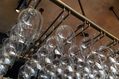 Boş bardak şarap bir çubuğun üzerindeki için raf. Restoran, iç.