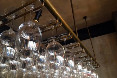 Boş bardak şarap bir çubuğun üzerindeki için raf. Restoran, iç.