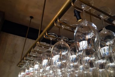 Boş bardak şarap bir çubuğun üzerindeki için raf. Restoran, iç.