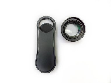 Beyaz arka planda cep telefonu makro lensleri var. Akıllı telefon için siyah renk 20x makro lens