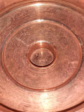Bakır sürahi kapağı dokusu. Altın renkli bakır teknenin yakın plan görüntüsü. Bakırdan su içmek bir kap sağlık için yararlıdır. Dikey görünüm.