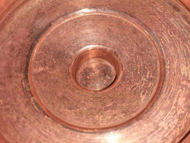 Bakır sürahi kapağı dokusu. Altın renkli bakır teknenin yakın plan görüntüsü. Bakırdan su içmek sağlık için yararlıdır..