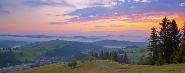 Vista Panorâmica Nascer Sol Nas Montanhas Cárpatos Ucrânia — Fotografia de Stock