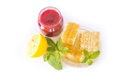 Soğuk algınlığı için en iyi ilaç. Bal, limon, nane ve ahududu reçeli ile bitkisel çay.