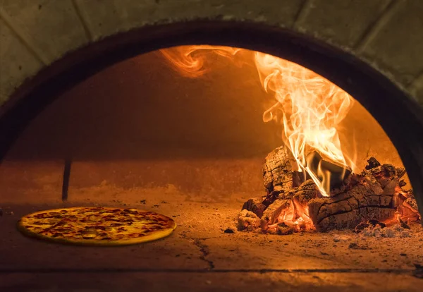 Πίτσα Ψημένη Φούρνο Ξύλα Τούβλο — Φωτογραφία Αρχείου