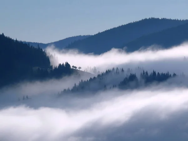 Uma Alta Densidade Nevoeiro Redor Das Montanhas Para Fluir — Fotografia de Stock