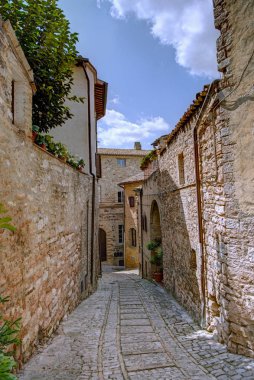 Spello, İtalya bir Antik şehirde taş evleriyle boş sokak