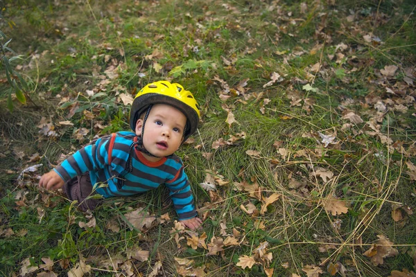 Roztomilý Chlapeček Ochrannou Přilbu Podzimní Park — Stock fotografie
