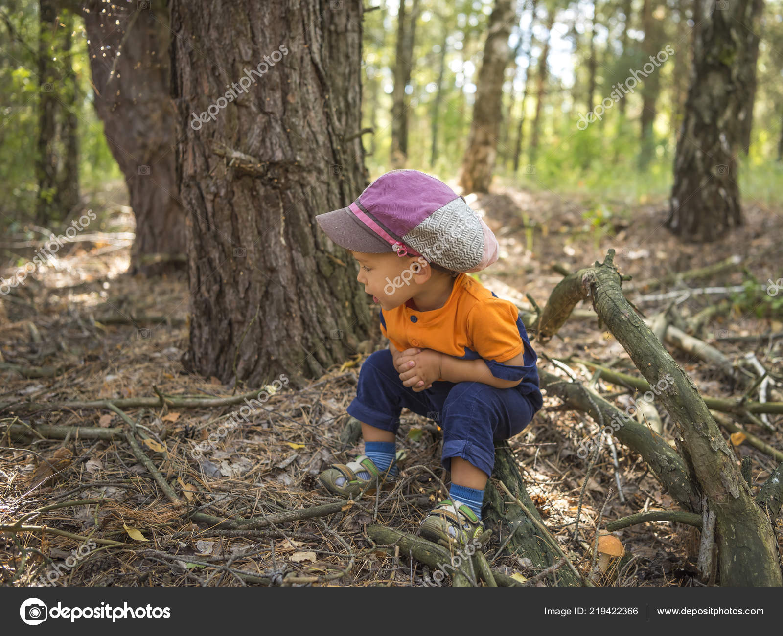Niedlichen Lächelnde Junge Hut Den Herbstlichen Wald Der Niedlichen Lächelnde Junge Hut Den Herbstlichen Wald Der