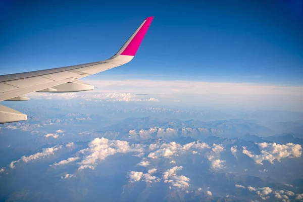 山の上空で飛行機の翼 飛行機の窓からオーストリア アルプスの空中ショット — ストック写真