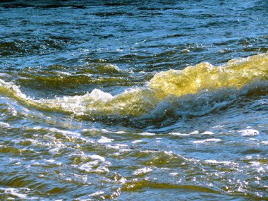 Mavi sarı dalgalar okyanusta. Dalgalar sıçramasına.