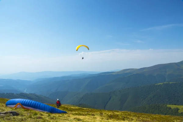 Paisaje Montaña Con Parapente Tándem Cielo Parapente Justo Antes Del — Foto de Stock