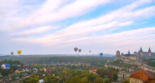 Antigua Fortaleza Coloridos Globos Aire Caliente Kamianets Podilskyi Ucrania Imágenes De Stock Sin Royalties Gratis