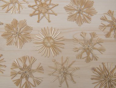 Ahşap arka plan üzerinde kar taneleri. Noel arka planda doğal sesleri.