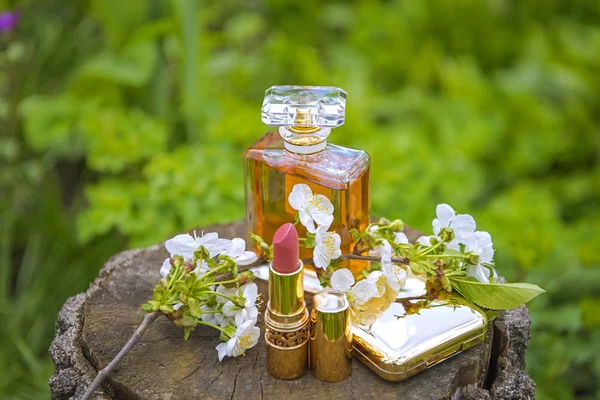 Conjunto Cosméticos Sobre Fondo Natural Perfume Lápiz Labial Polvo —  Fotos de Stock