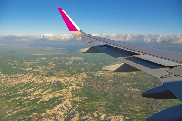 山の上空で飛行機の翼 飛行機の窓からキプロスの空中ショット — ストック写真