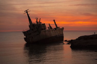 Güzel deniz manzarası ve batık. Terkedilmiş gemi Edro III batımında yakınındaki Paphos, Kıbrıs.