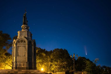 Comet C / 2020 F3 (NEOWISE) gece şehrinde. Kyiv, heykel o