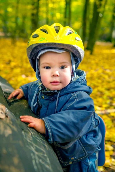 Niedlich Lächelnder Kleiner Junge Mit Schutzhelm Herbstpark — Stockfoto