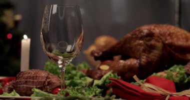 Görünüm kadın yağan kırmızı şarap cam, Türkiye'de akşam yemeği masada Şükran gününde pişmiş içine kesilmiş