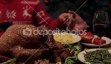 Şükran gününde, Türkiye'nin yemek masası üzerinde pişmiş dua için eller çekici çift görünümünü kırpılmış