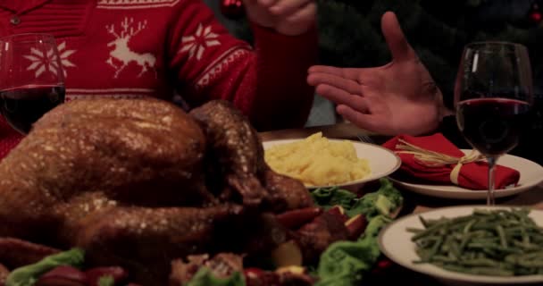 Vue Recadrée Femme Mari Prenant Main Pour Prier Jour Thanksgiving — Video