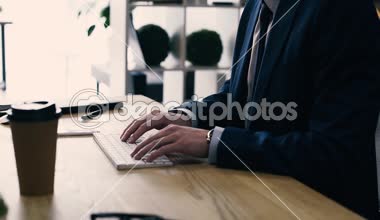 klavyede yazarak ve ofiste çalışan takım profesyonel iş adamı