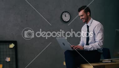 dizüstü bilgisayar kullanma office formal giyim gülümseyen işadamı