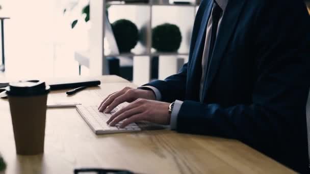 Homem Negócios Profissional Terno Digitando Teclado Trabalhando Escritório — Vídeo de Stock