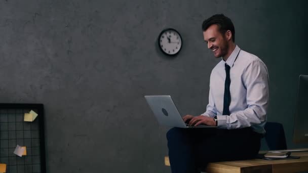 Lächelnder Geschäftsmann Offizieller Kleidung Mit Laptop Büro — Stockvideo