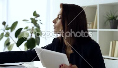 işkadını Office dijital tablet ile online alışveriş yaparken kredi kartıyla 