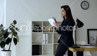 Office dijital tablet ile online alışveriş yaparken kredi kartıyla yetişkin iş kadını 