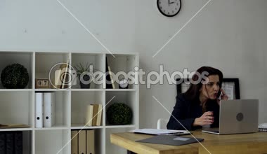 agresif işkadını el ile smartphone üzerinde konuşmak, duygusal dizüstü bilgisayar kapatma ve office tablosunda kağıt atma sırasında el hareketi 