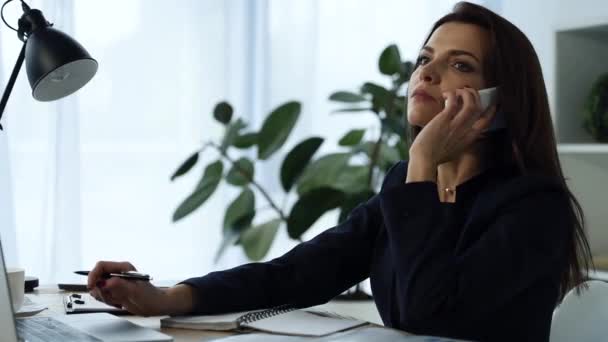 Mujer Negocios Feliz Trabajando Ordenador Portátil Hablando Teléfono Inteligente Mesa — Vídeos de Stock