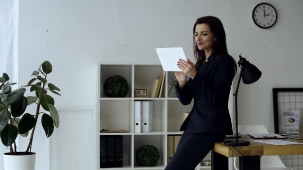 Femme Affaires Souriante Utilisant Tablette Numérique Près Table Dans Bureau — Video