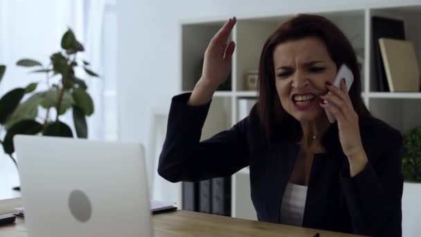 Mulher Negócios Agressiva Gesticulando Mão Enquanto Fala Smartphone Fechando Emocionalmente — Vídeo de Stock