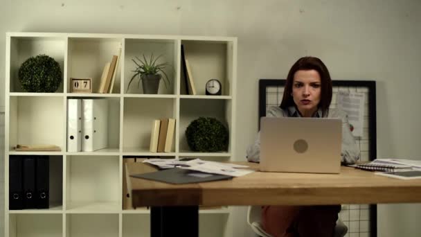 Adulto Irritado Empresária Digitando Laptop Sentado Com Mãos Cabeça Mesa — Vídeo de Stock