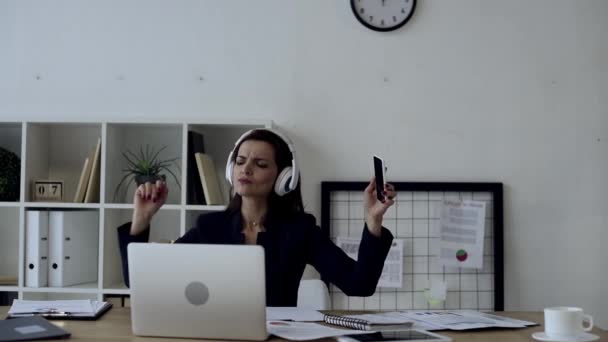 Pro Dospělé Podnikatelka Sluchátkách Poslouchat Hudbu Smartphone Tancem Stolu Kanceláři — Stock video