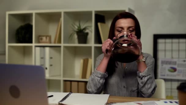 Όμορφη Επιχειρηματίας Ενηλίκων Πίνει Νερό Από Δοχείο Καφέ Στο Τραπέζι — Αρχείο Βίντεο