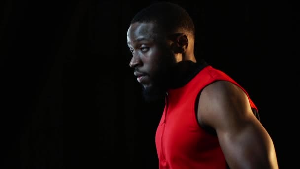 慢动作镜头的非洲裔美国运动员在健身房跑在健身房孤立的黑色 — 图库视频影像