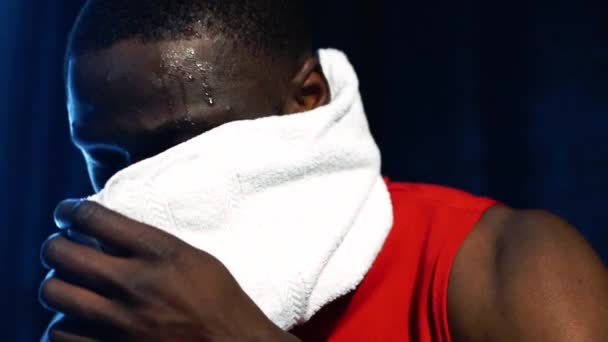 Sportif Afro Américain Nettoyer Avec Une Serviette Après Entraînement Salle — Video