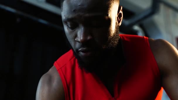Afroamerikanska Sportsman Med Hantel Tränar Gym Slow Motion — Stockvideo