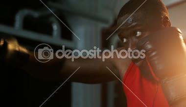 Afrika kökenli Amerikalı boksör ağır çekimde spor salonunda eğitim