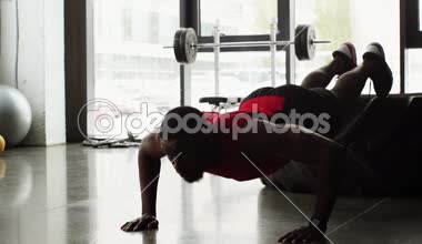 Afrika kökenli Amerikalı sporcu gönderme yapıyor ups ağır çekimde spor salonunda