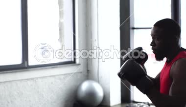 ağır çekimde spor salonunda eğitim genç Afro-Amerikalı boksör