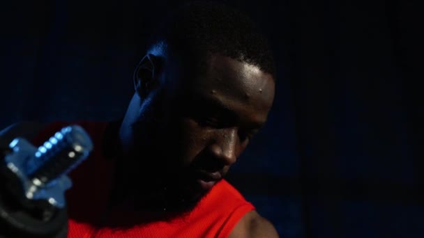 Afroamerikanska Sportsman Med Hantel Tränar Gym Slow Motion — Stockvideo