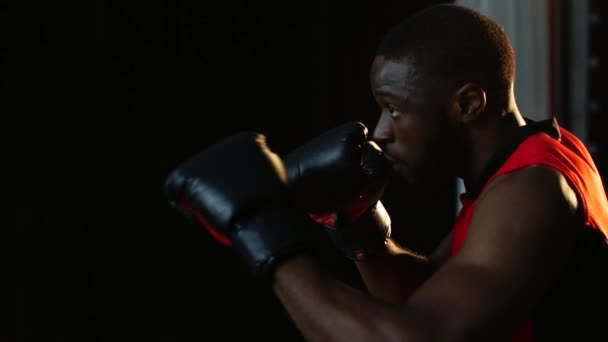 アフリカ系アメリカ人ボクサーのスローモーションでジムでトレーニング — ストック動画