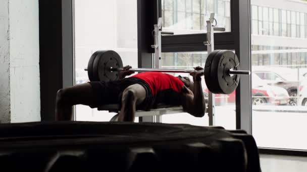 Afro Amerikaanse Jonge Sporter Barbell Opheffing Bij Sportschool Slow Motion — Stockvideo